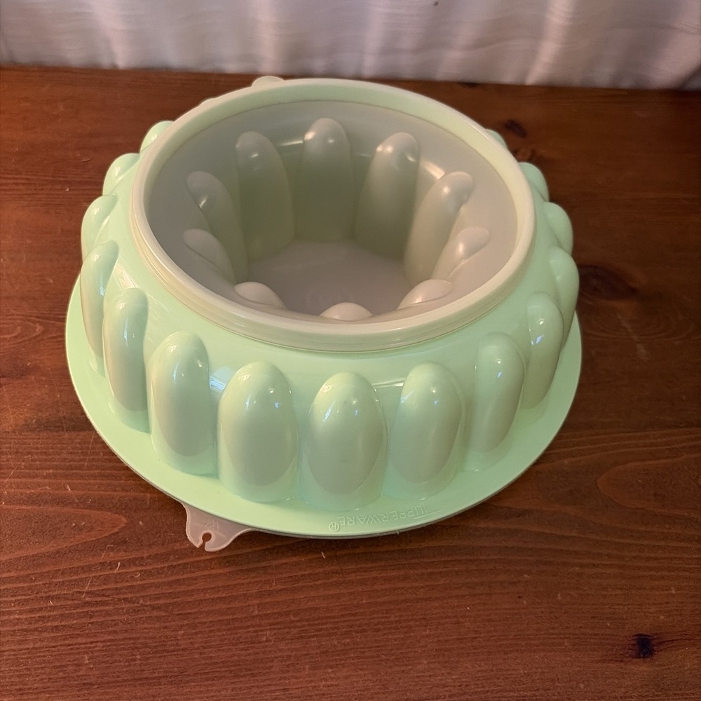 Vintage Tupperware Jello Jell-N-Serve Bundt Mold Mint Green #1202-3 Insert & Lid